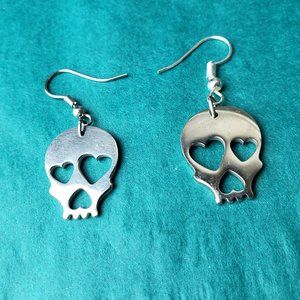 2/10$ NWOT stainless skull and heart earrings